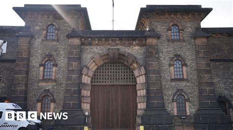 Wandsworth Prison: Inquiry into 'inmate and officer sex video' .